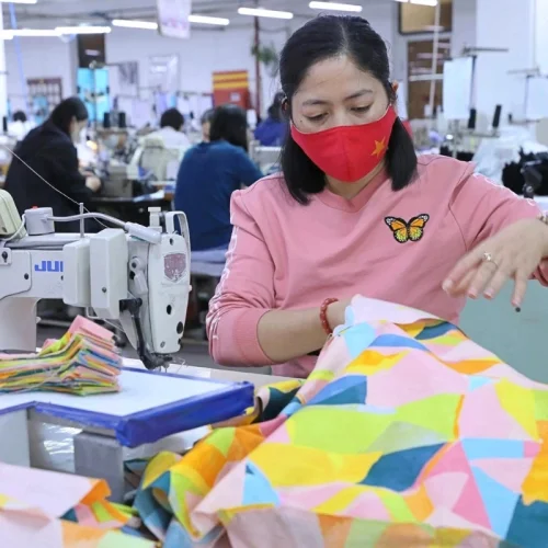 Dệt may Việt Nam: Tăng tốc vượt qua đối thủ Trung Quốc và Bangladesh tại thị trường Mỹ