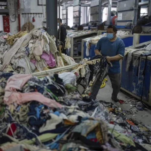 Trung Quốc Đối Mặt Với Thách Thức Rác Thải Dệt May Do Thời Trang Nhanh Phát Triển