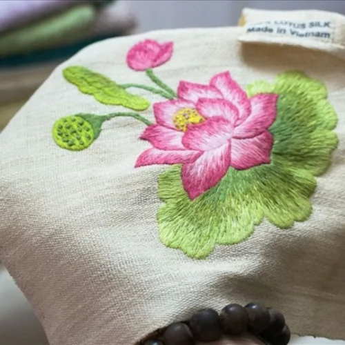 Vì sao lụa làm từ tơ sen của Việt Nam "đắt như vàng"?